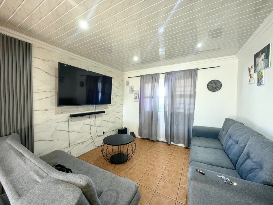 2 Bedroom Property for Sale in Lentegeur Western Cape